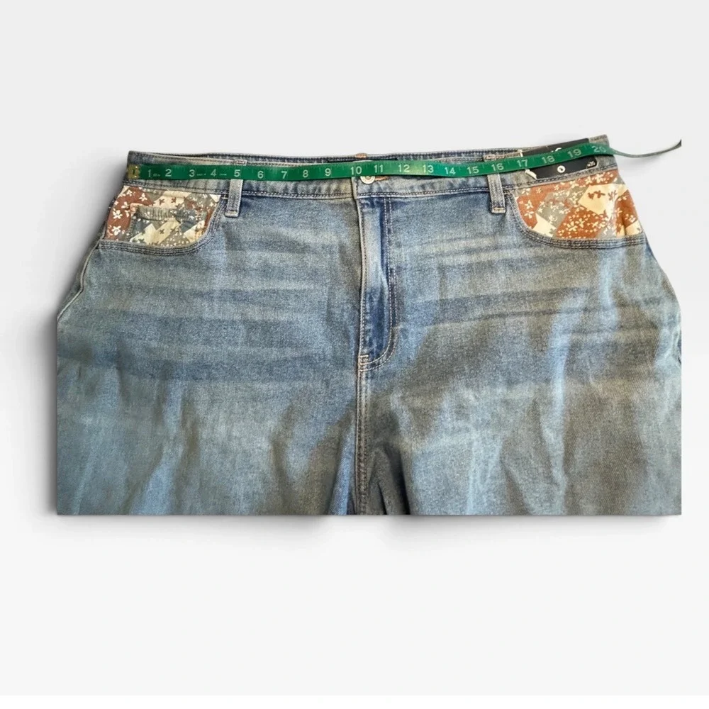 Hollister Ultra High-Rise Mom Shorts 21 W35 Light Wash Floral Patchwork 3 Inseam